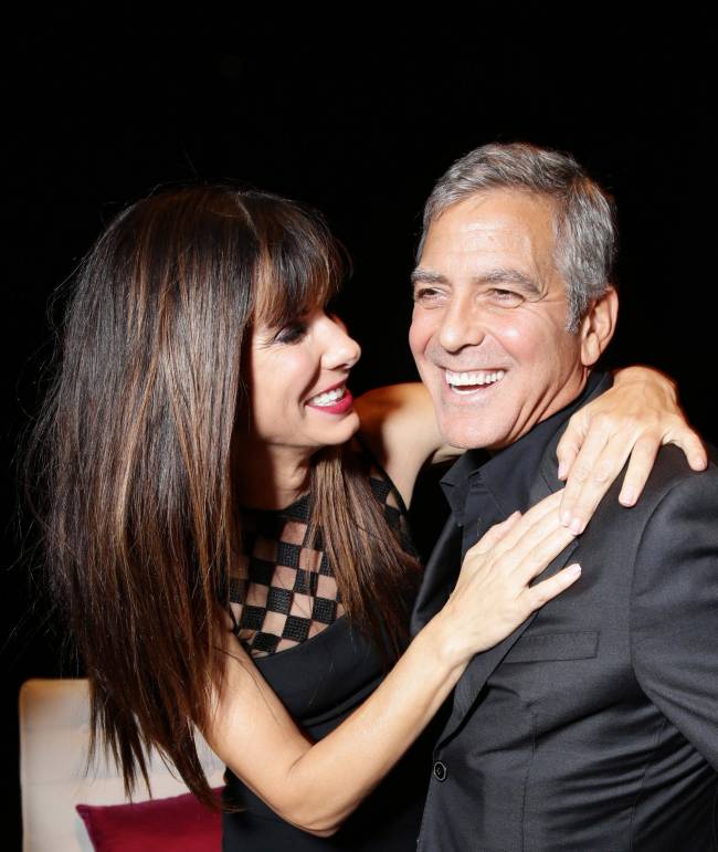 Неожиданно: Сандра Баллок публично заобнимала Джорджа Клуни на фестивале в Торонто