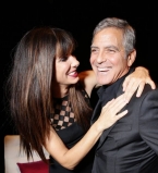 Неожиданно: Сандра Баллок публично заобнимала Джорджа Клуни на фестивале в Торонто