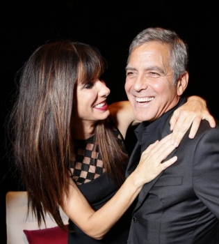 Неожиданно: Сандра Баллок публично заобнимала Джорджа Клуни на фестивале в Торонто