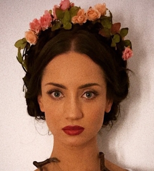 Обнаженная Татьяна Денисова искупалась в реке