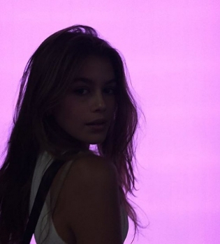 Дочь Синди Кроуфорд впервые появилась на модном показе