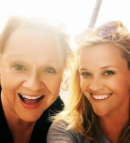 Как две капли: Риз Уизерспун позирует с мамой