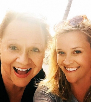 Как две капли: Риз Уизерспун позирует с мамой