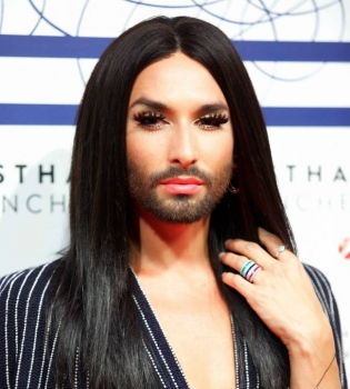 Звездный выход: Кончита Вурст блистает на вечере Жан-Поля Готье