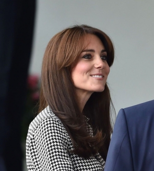 Кейт Миддлтон впервые появилась на публике после родов с новой стрижкой