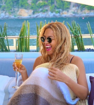 Развода не будет: Бейонсе и Джей Зи отдыхают с дочкой в Италии