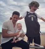 Семейный праздник: Лив Тайлер показала младшего сына на дне рождении своего возлюбленного