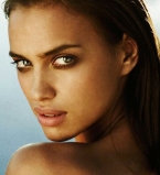 Ирина Шейк оголилась в отельном номере