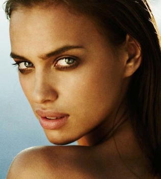 Ирина Шейк оголилась в отельном номере