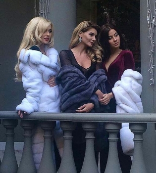 Мягкий мех на голое тело: &quot;ВИА Гра&quot; снялась в новой фотосессии