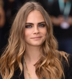 Откровенно: Кара Делевинь показала свое нижнее белье на показе Burberry