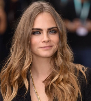 Откровенно: Кара Делевинь показала свое нижнее белье на показе Burberry