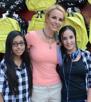 Звездная учительница: Бритни Спирс провела урок танцев в школе