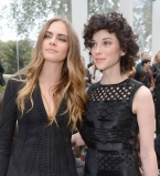 Неожиданно: Кара Делевинь публично демонстрирует нежные чувства к своей девушке