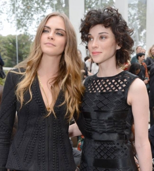 Неожиданно: Кара Делевинь публично демонстрирует нежные чувства к своей девушке