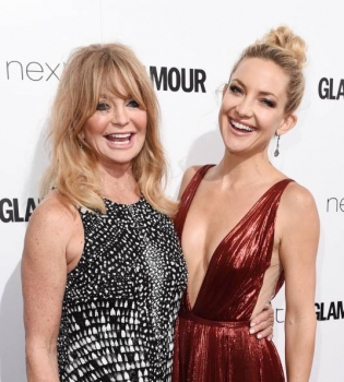 Кейт Хадсон показала детское фото с мамой Голди Хоун