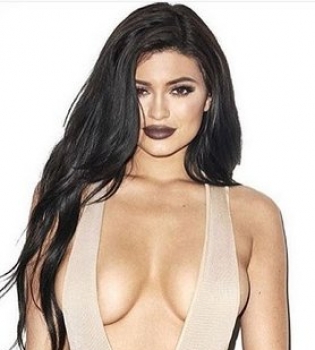 Кайли Дженнер соблазняет аппетитными формами у бассейна