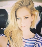 Больничное фото: Аврил Лавин продолжает бороться с болезнью Лайма