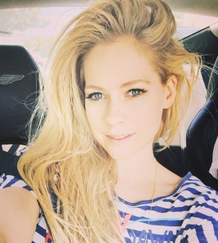 Больничное фото: Аврил Лавин продолжает бороться с болезнью Лайма