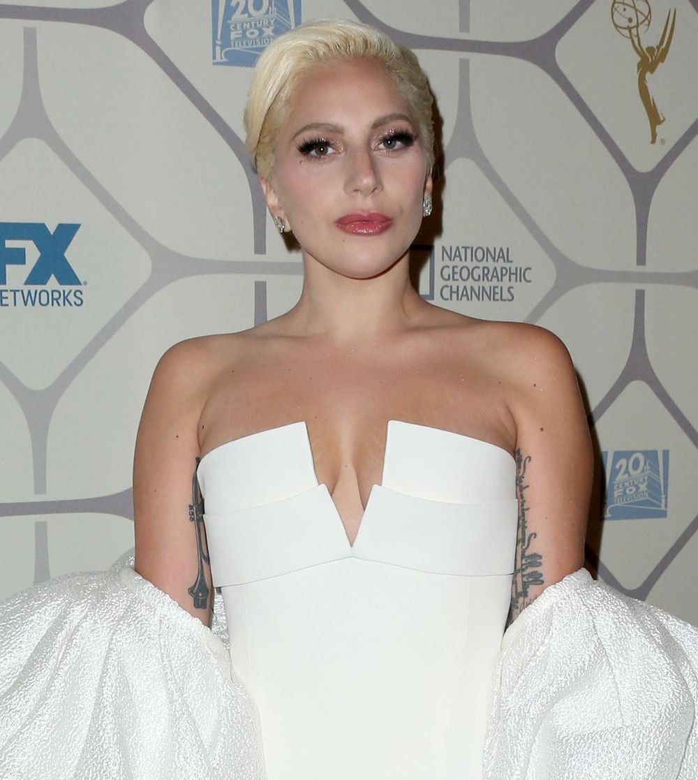 Леди Гага в белом платье