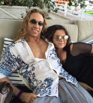 Личный тренер: Тарзан заставляет Наташу королеву заниматься в спортзале