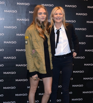 По-дружески: Кара Делевинь и Кейт Мосс сделали интимные фотографии друг друга