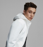 Бруклин Бекхэм показал видео с закрытой вечеринки Виктории Бекхэм