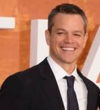 Вечно молодой: 44-летний Мэтт Деймон блистает на красной дорожке в Лондоне