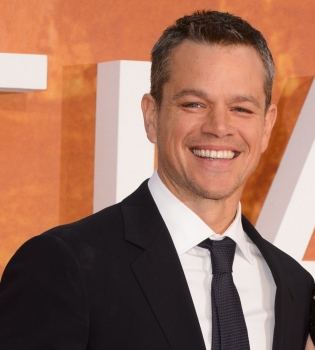 Вечно молодой: 44-летний Мэтт Деймон блистает на красной дорожке в Лондоне