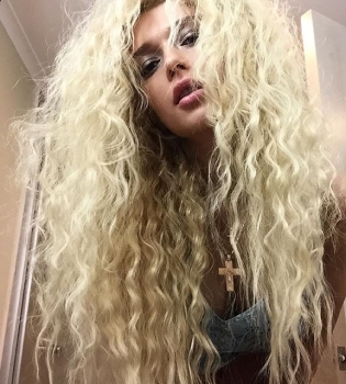 Солистка &laquo;ВИА Гры&raquo; Эрика Герцег показала точеную фигуру в прозрачном платье