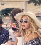 Каникулы продолжаются: Бейонсе поделилась новыми фотографиями с отдыха