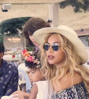 Каникулы продолжаются: Бейонсе поделилась новыми фотографиями с отдыха