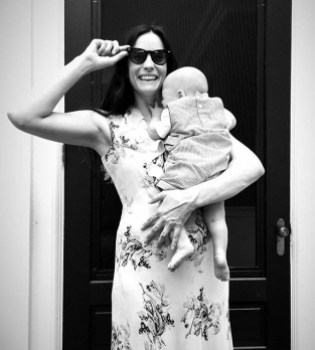 Лив Тайлер выложила трогательное фото новорожденного сына с Дэвидом Бекхэмом