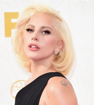 Леди Гага позирует в объятиях нового мужчины: что скажет жених?