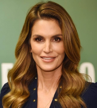 Живая легенда: роскошная Синди Кроуфорд презентовала книгу о себе