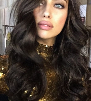 Сексуальная Ирина Шейк в кожаном комбинезоне снялась для модного бренда