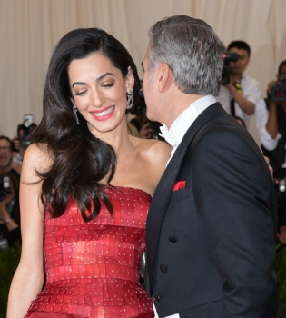 Джордж Клуни: &quot;Я часто чувствую себя идиотом, разговаривая со своей супругой&quot;