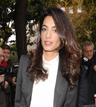 Лондонская классика: Амаль Клуни покоряет стильным брючным нарядом