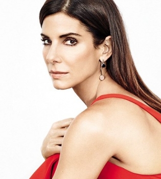 Идеальна во всем: Сандра Баллок блистает на обложке Glamour