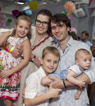 Милош Елич с женой и детьми