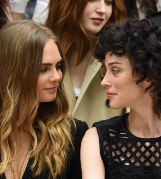 Кара Делевинь хочет узаконить свои отношения с девушкой - СМИ