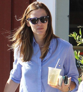 Дженнифер Гарнер появилась на публике с детьми: беременна или нет?