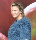 Папарацци запечатлели беременную Рене Зеллвегер на съемках &quot;Бриджит Джонс&quot;