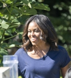 Неожиданно: Мишель Обама собирает урожай на огороде Белого дома