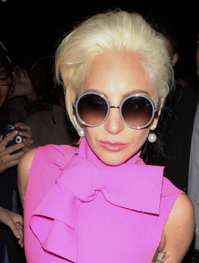 Неподражаемая Леди Гага покорила публику ярким розовым нарядом