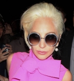 Неподражаемая Леди Гага покорила публику ярким розовым нарядом