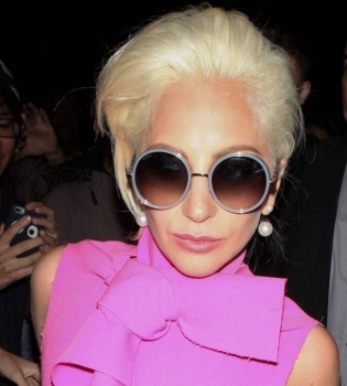 Неподражаемая Леди Гага покорила публику ярким розовым нарядом