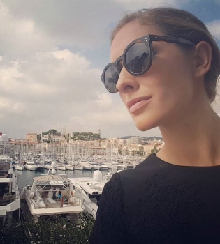 Лето продолжается: Катя Осадчая показала фигуру в Каннах