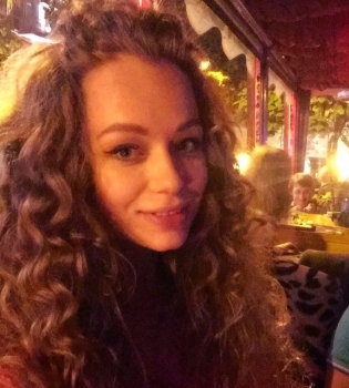 Сельские пейзажи: постройневшая Яна Соломко позировала в сене