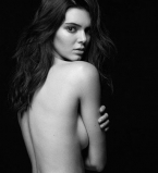 Откровенно: Кендалл Дженнер с размазанным макияжем позирует топлес